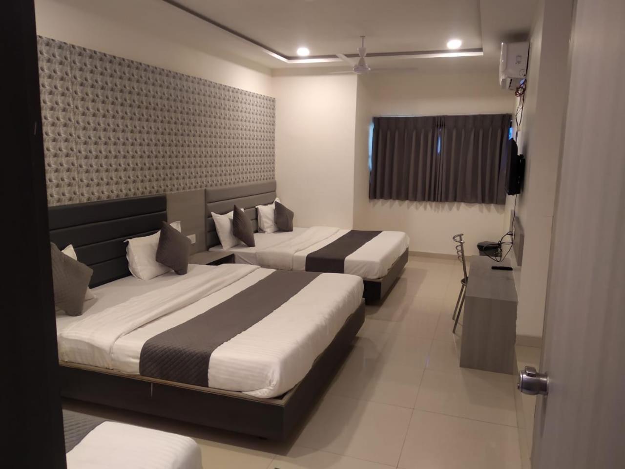 Hotel Selfie Inn Ahmedabad Eksteriør bilde