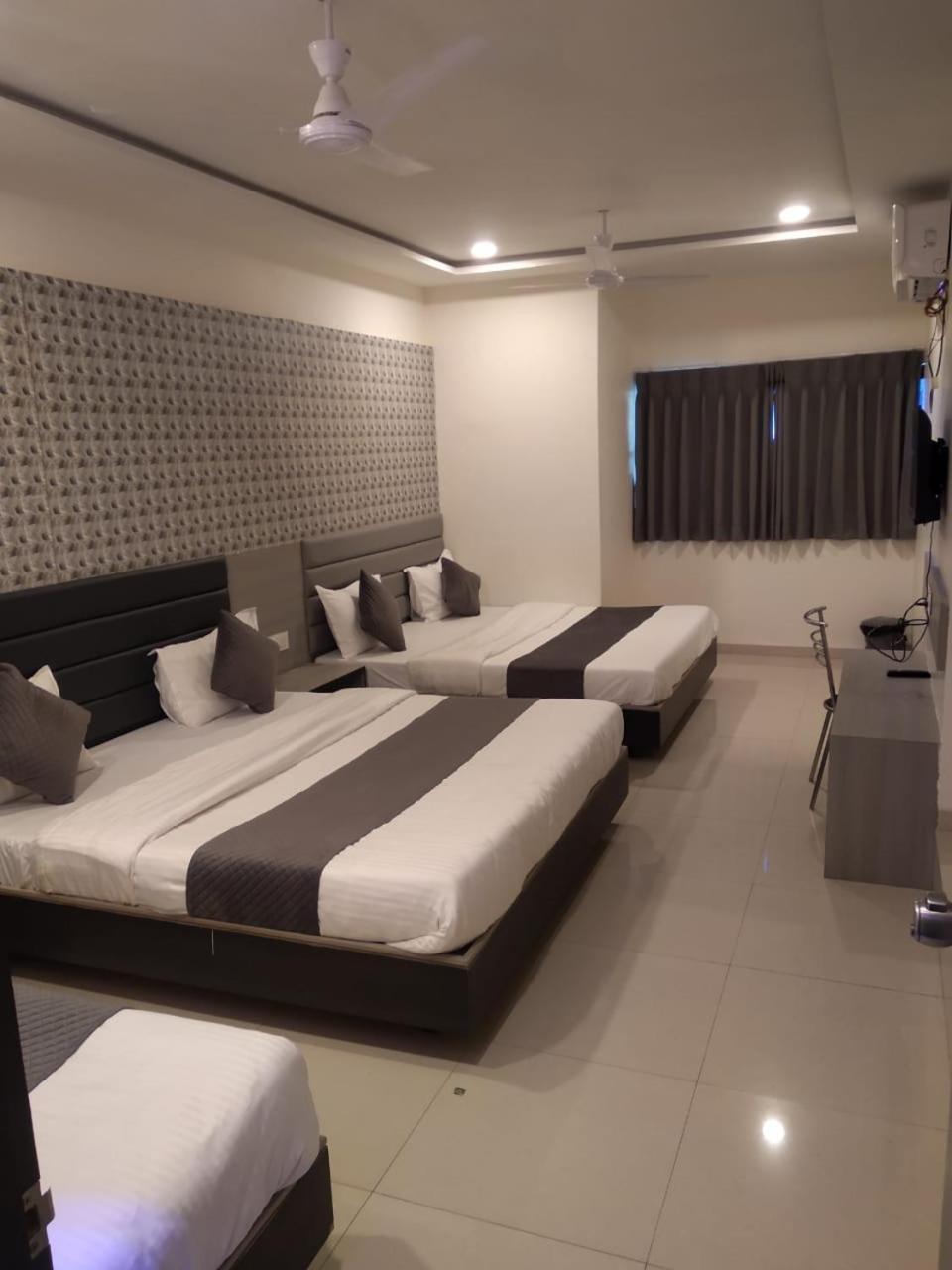 Hotel Selfie Inn Ahmedabad Eksteriør bilde