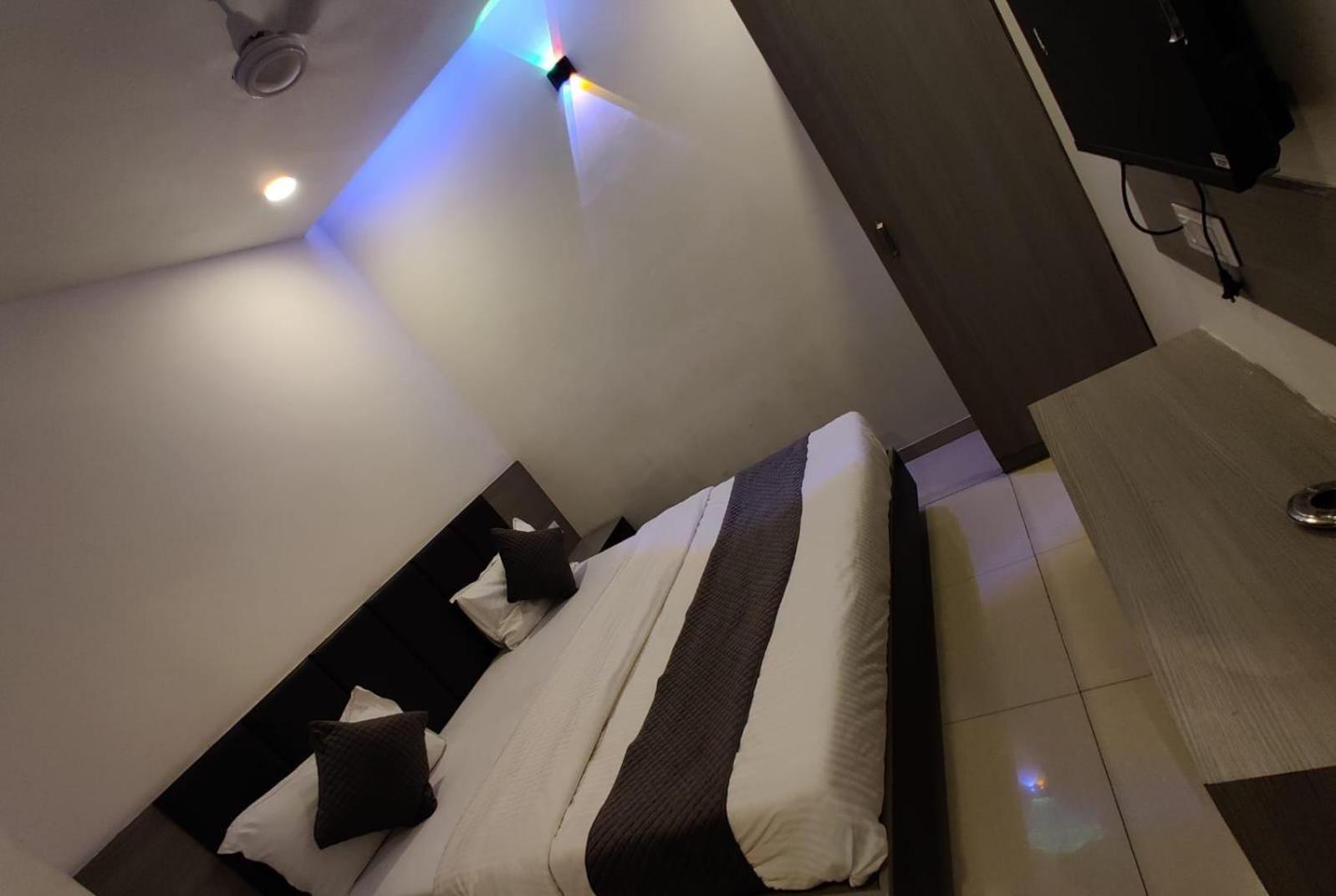 Hotel Selfie Inn Ahmedabad Eksteriør bilde